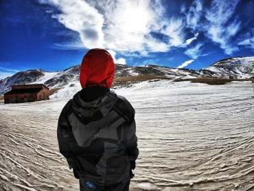 Origine du snowboard : comment ce sport est né et a évolué