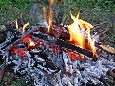 Pince à bois pour feu de bivouac : comment bien choisir son outil