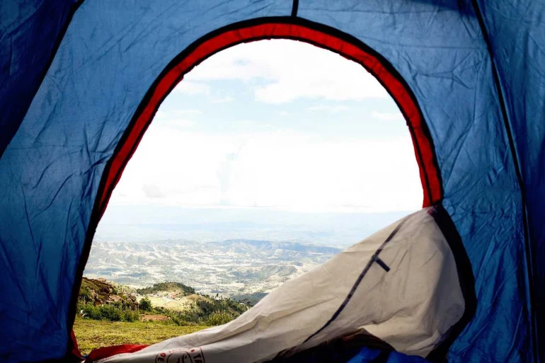 Comment assurer sa sécurité face aux risques naturels lors de ses nuits sous la tente ?