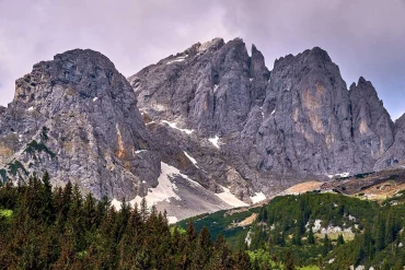 Dormir dans une bulle ou cabane perchée à la montagne : quelles expériences vivre ?