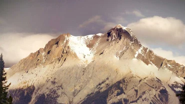 Dans quel territoire canadien peut-on escalader le mont Thor ?