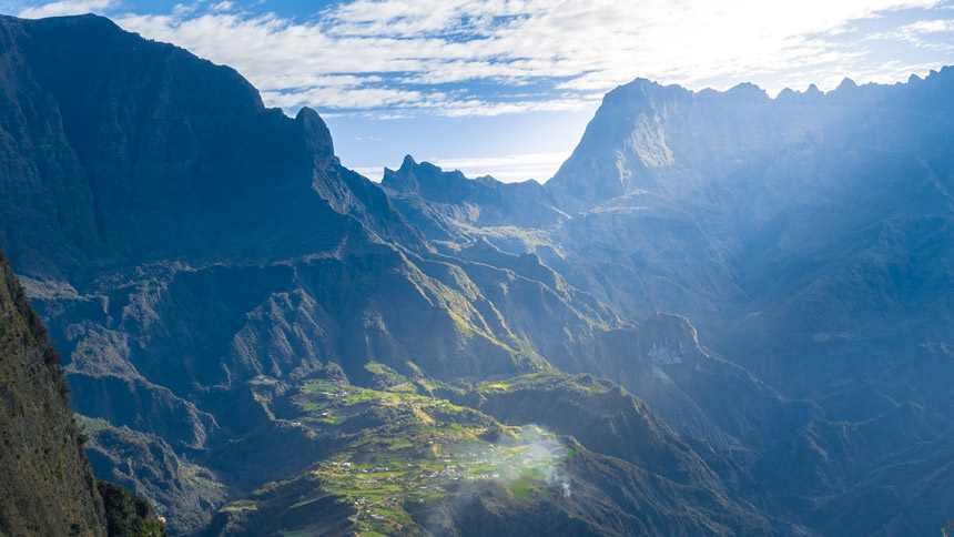 Quelles sont les randonnĂ©es incontournables Ă lâIle de la rĂ©union ?