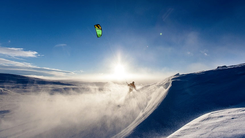 Découvrez le guide complet sur le snowkite : techniques, matériel et conseils pour débuter